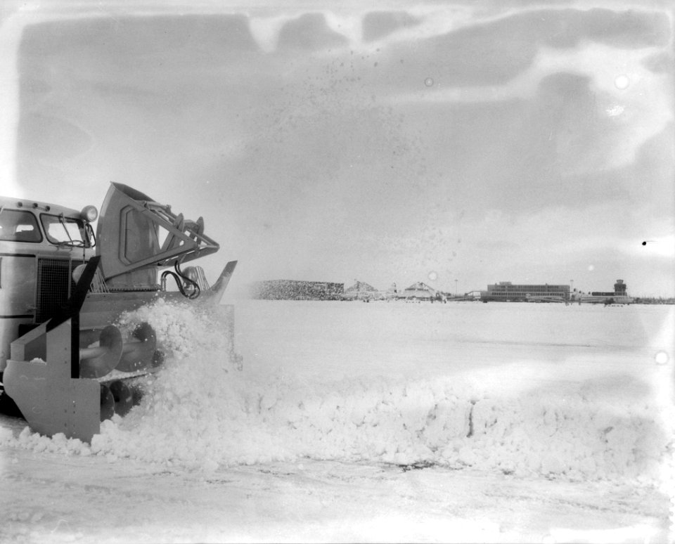 Sneeuwblazer op Schiphol in actie om de startbanen sneeuwvrij te houden, Bestanddeelnr 910-0856