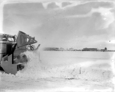 Sneeuwblazer op Schiphol in actie om de startbanen sneeuwvrij te houden, Bestanddeelnr 910-0856