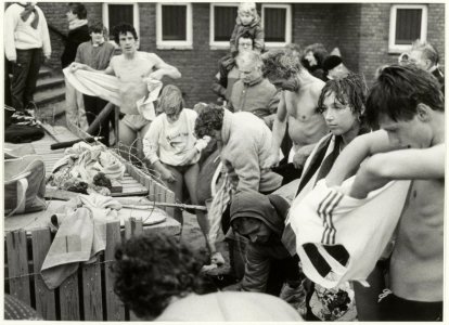 Snel aankleden na de traditionele nieuwjaarsduik in 1984. NL-HlmNHA 54005751