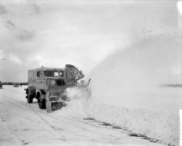 Sneeuwblazer op Schiphol in actie om de startbanen sneeuwvrij te houden, Bestanddeelnr 910-0858