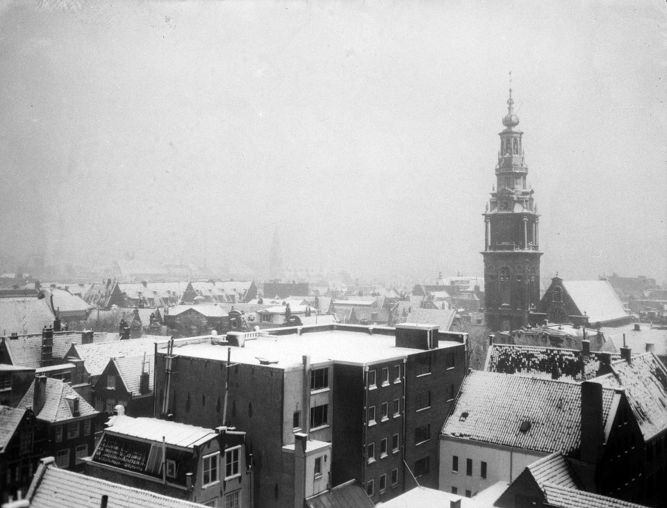 Sneeuw in Amsterdam van afdak Groenburgswal, Bestanddeelnr 906-3059