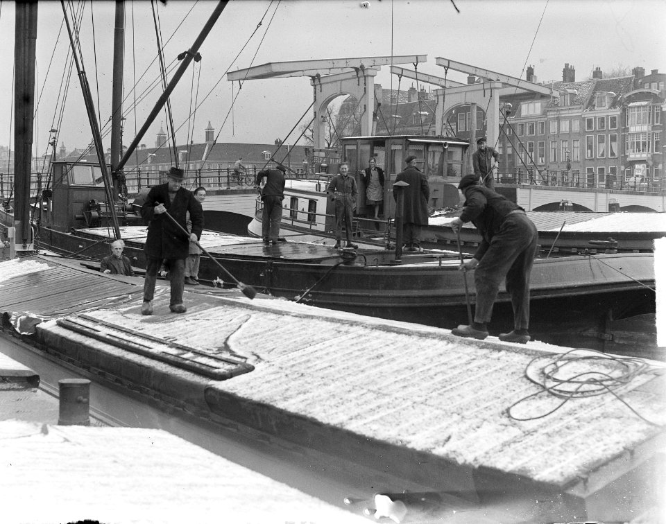 Sneeuw op 25 april in Amsterdam op de Amstel, Bestanddeelnr 903-9287