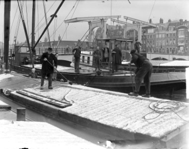 Sneeuw op 25 april in Amsterdam op de Amstel, Bestanddeelnr 903-9287