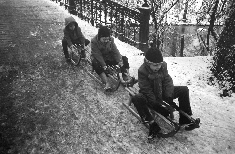 Sneeuwpret in Vondelpark sleetje rijden, Bestanddeelnr 921-9757