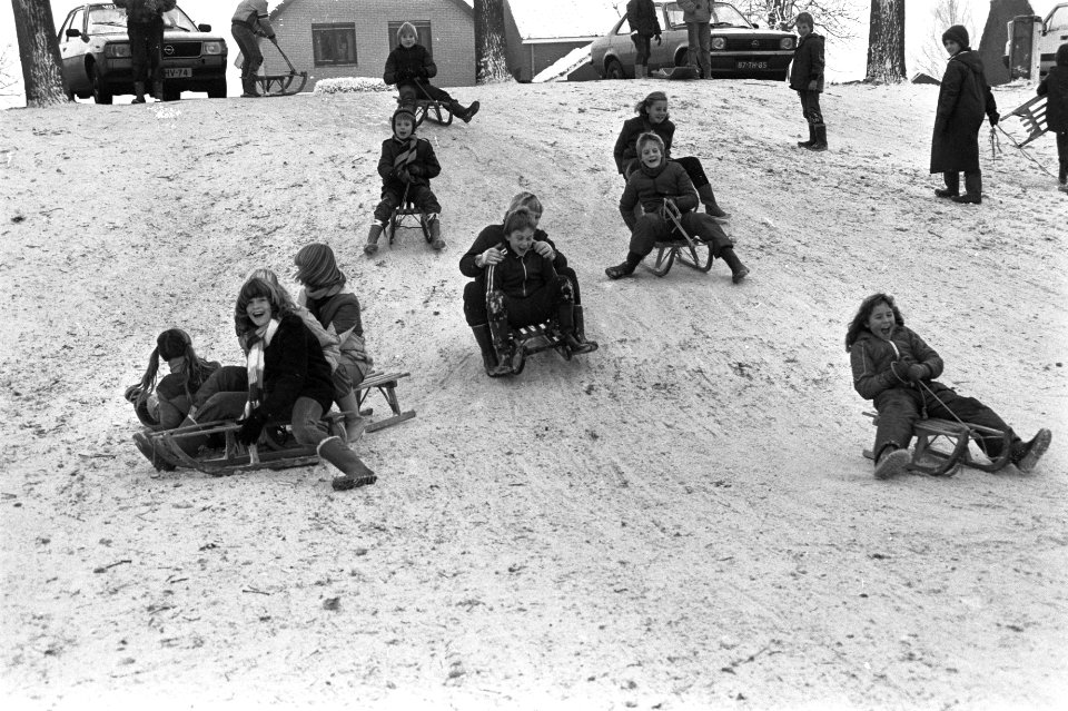 Sneeuwpret. Sleeende kinderen in Nieuwkoop, Bestanddeelnr 931-8564