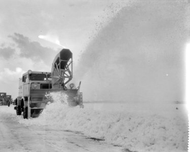 Sneeuwblazer op Schiphol in actie om de startbanen sneeuwvrij te houden, Bestanddeelnr 910-0857
