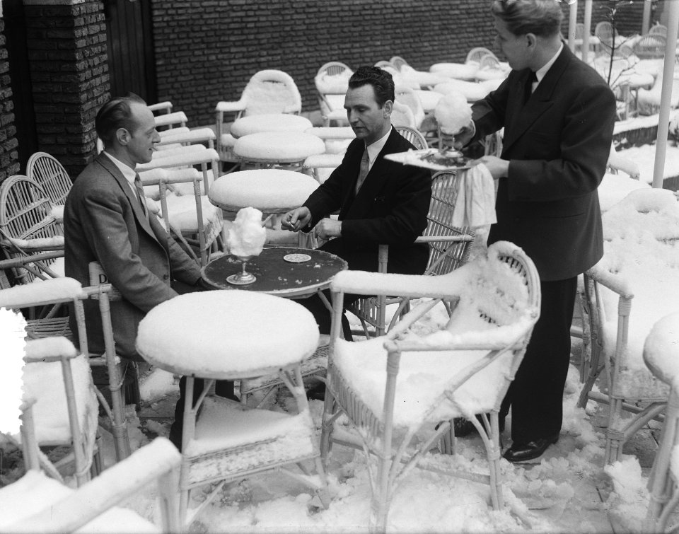 Sneeuwdiner op terras Scheveningen, Bestanddeelnr 905-0289
