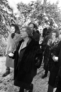 Sneeuwpret rondom Soestdijk, koningin Juliana met een sneeuwbal in de hand, Bestanddeelnr 919-9548