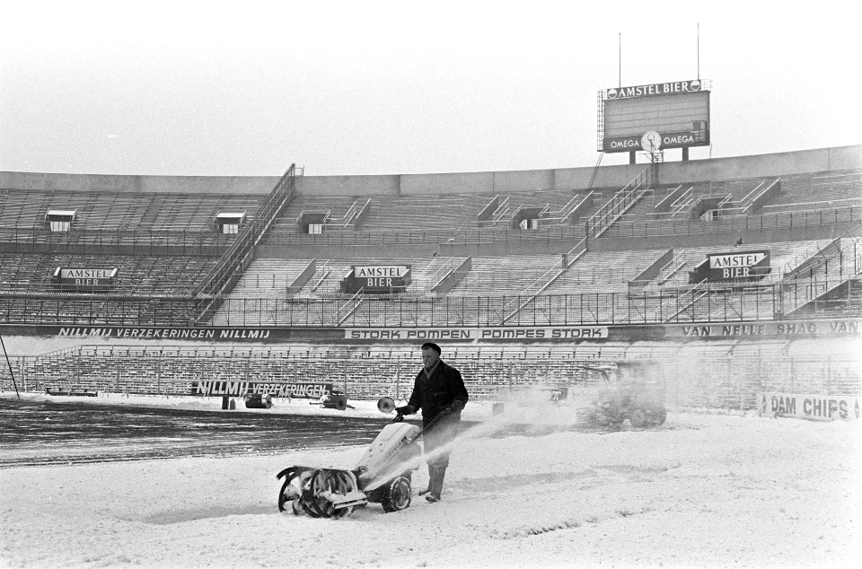 Sneeuwruimen in Olympisch Stadion met een kleine sneeuwblazer aan het werk, Bestanddeelnr 922-0927