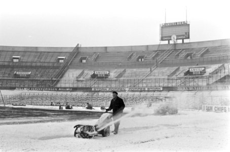 Sneeuwruimen in Olympisch Stadion met een kleine sneeuwblazer aan het werk, Bestanddeelnr 922-0927