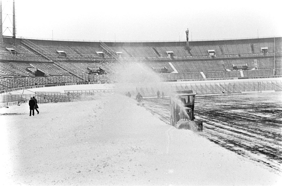 Sneeuwruimen in Olympisch Stadion grote sneeuwblazer aan het werk, Bestanddeelnr 922-0930