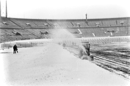 Sneeuwruimen in Olympisch Stadion grote sneeuwblazer aan het werk, Bestanddeelnr 922-0930