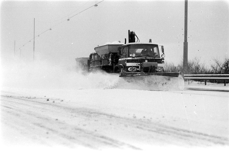 Sneeuwschuiver op snelweg, Bestanddeelnr 930-0622