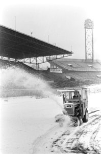 Sneeuwruimen in Olympisch Stadion grote sneeuwblazer aan het werk, Bestanddeelnr 922-0931