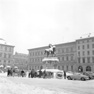 Sneeuwruimers op de Wittelsbacherplatz met het standbeeld van Keurvorst Maximili, Bestanddeelnr 254-3729