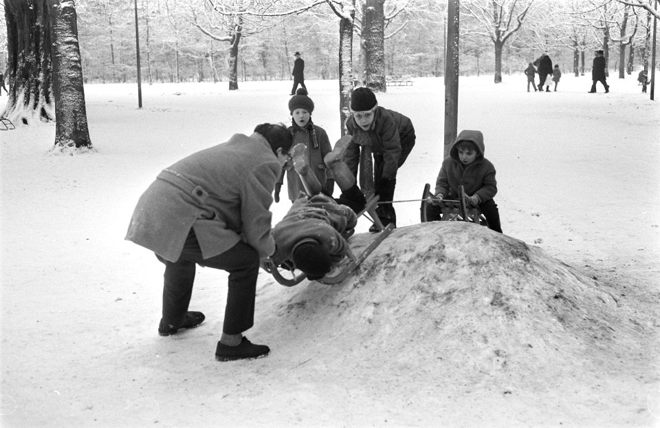 Sneeuwpret in Vondelpark sleetje rijden, Bestanddeelnr 921-9758