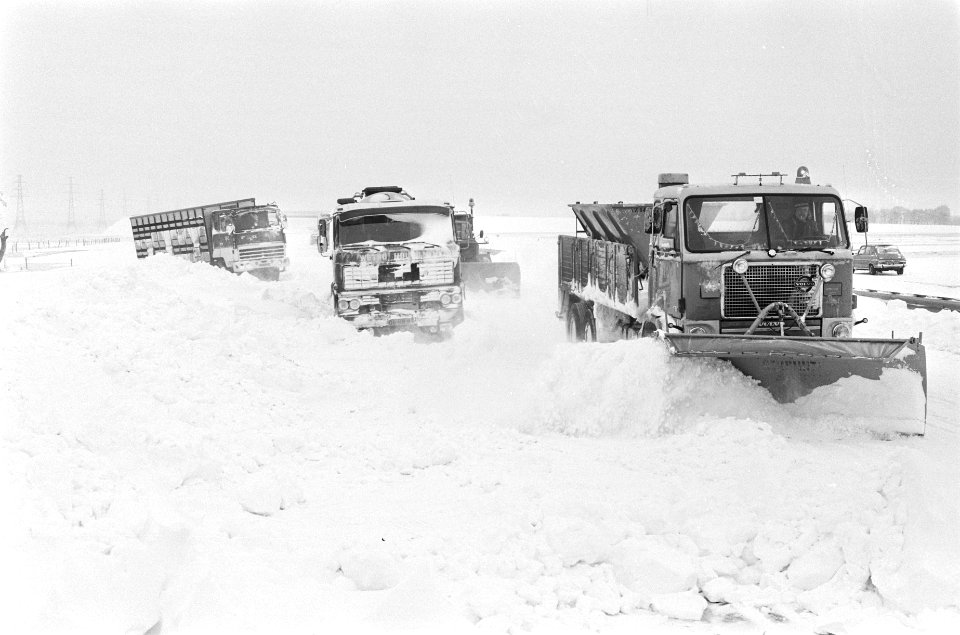 Sneeuwvrij maken wegen en boederijen uit hun isolement ha in de noordelijke prov, Bestanddeelnr 930-1253
