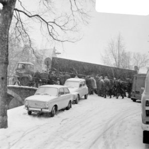 Sneeuwval. Truck met oplegger kan niet over brug Reguliersgracht te Amsterdam. G, Bestanddeelnr 923-2629