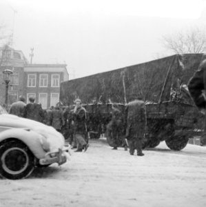 Sneeuwval. Truck met oplegger kan niet over brug Reguliersgracht te Amsterdam. G, Bestanddeelnr 923-2631