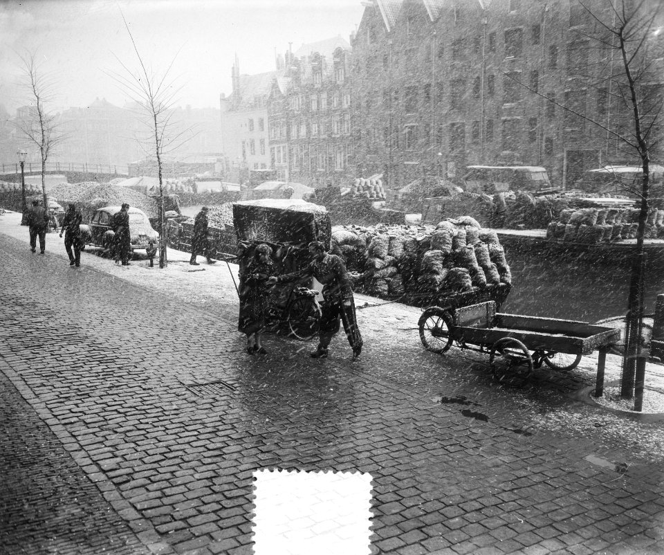 Sneeuwplaatje orgel en kolenschuiten Achtergracht, Bestanddeelnr 905-4310
