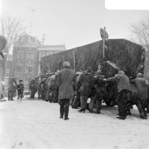 Sneeuwval. Truck met oplegger kan niet over brug Reguliersgracht te Amsterdam. G, Bestanddeelnr 923-2628