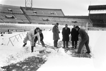 Sneeuwruimen in Olympisch Stadion voor wedstrijd Ajax tegen Benfica het veld wor, Bestanddeelnr 922-0890