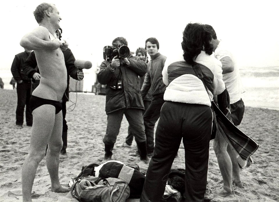 Snel aankleden na de traditionele duik op nieuwjaarsdag in de Noordzee. Geschonken in 1986 door United Photos de Boer bv. Identificatienummer 54-005740