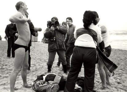 Snel aankleden na de traditionele duik op nieuwjaarsdag in de Noordzee. Geschonken in 1986 door United Photos de Boer bv. Identificatienummer 54-005740
