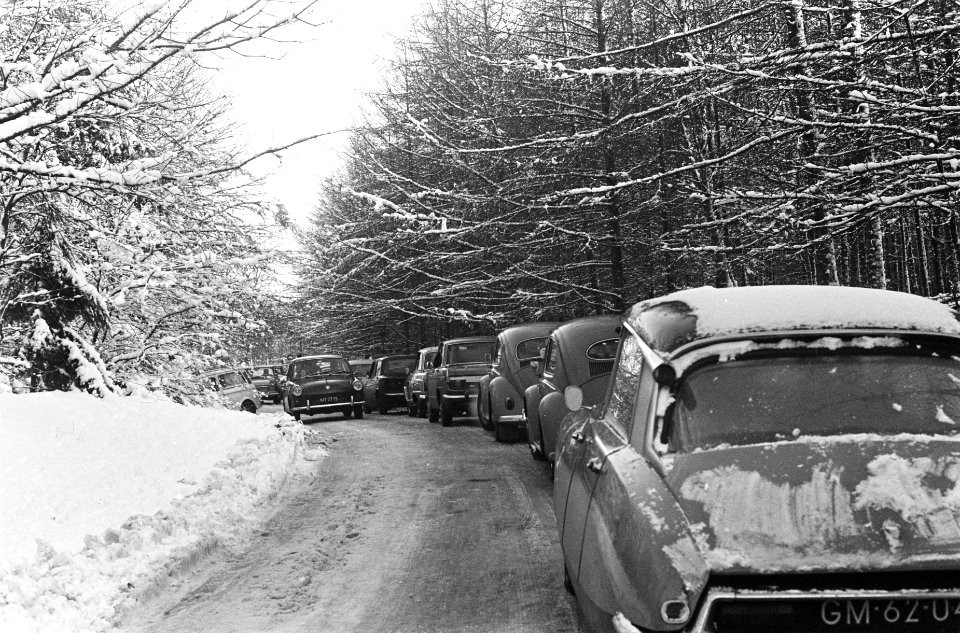 Sneeuw, autos op heel kleine bospaadjes in de omgeving v Hilversum i, Bestanddeelnr 920-9171