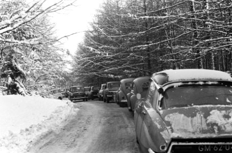 Sneeuw, autos op heel kleine bospaadjes in de omgeving v Hilversum i, Bestanddeelnr 920-9171
