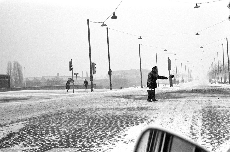 Sneeuw, met emmertjes zout proberen ze de wegen berijdbaar te houden, Bestanddeelnr 914-6604