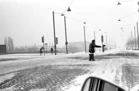 Sneeuw, met emmertjes zout proberen ze de wegen berijdbaar te houden, Bestanddeelnr 914-6604