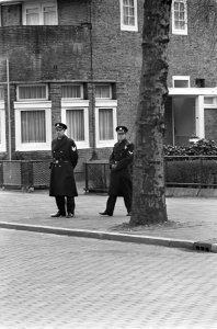 Snelheidscontrole, agent achter boom, Bestanddeelnr 919-0274