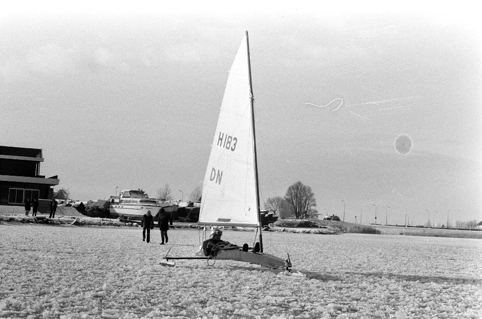 Sneeuw- en ijspret ijszeilen op de Gouwzee, Bestanddeelnr 926-8637