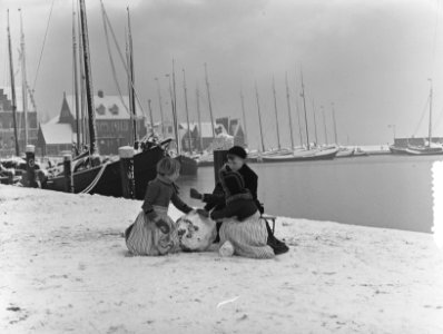 Sneeuwsport in Volendam, Bestanddeelnr 904-9484 photo