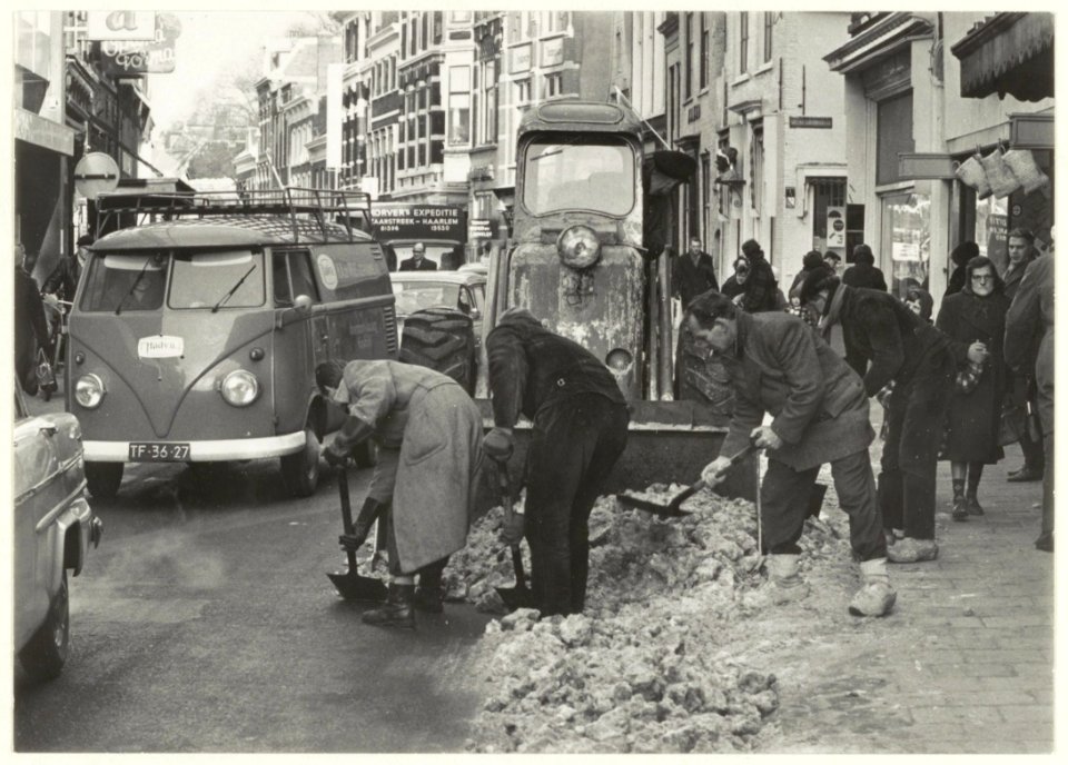 Sneeuwruimen in de Jansstraat in de winter van 1963. NL-HlmNHA 54008966