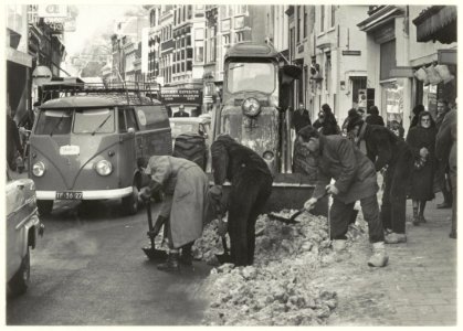 Sneeuwruimen in de Jansstraat in de winter van 1963. NL-HlmNHA 54008966