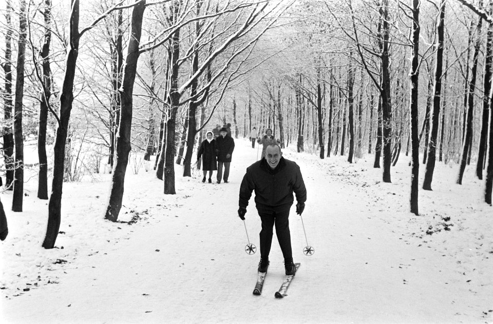 Sneeuw in Amsterdamse Bos skier, Bestanddeelnr 921-9765
