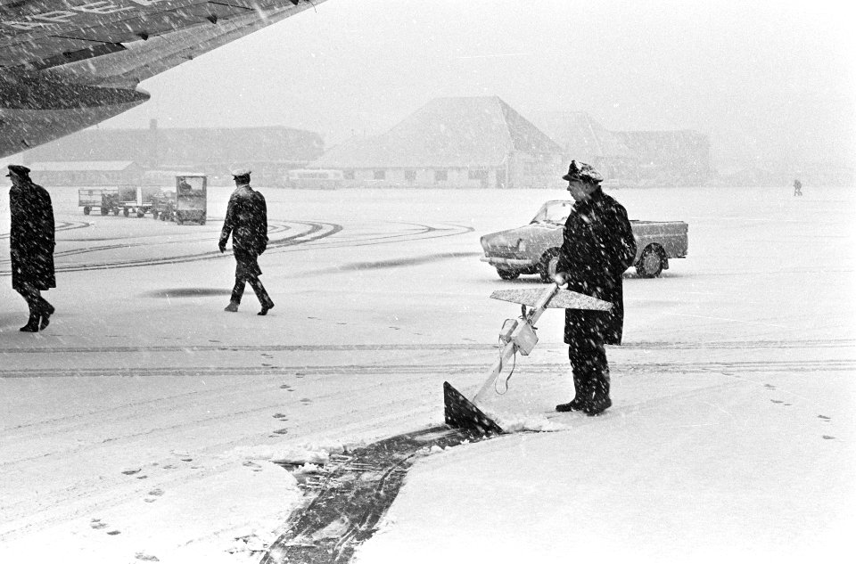 Sneeuwstorm op Schiphol, vliegtuig en KLM-personeel op platform, Bestanddeelnr 919-9460