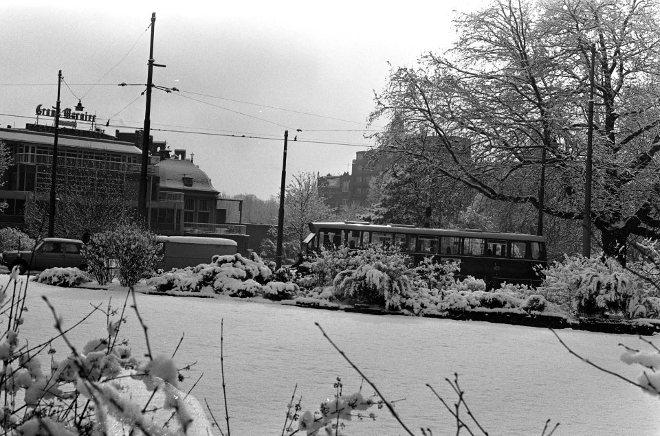 Sneeuw in Amsterdam. Autos in sneeuw, Bestanddeelnr 923-3150
