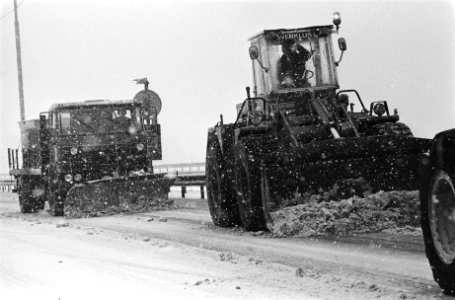 Sneeuwruimers op snelweg, Bestanddeelnr 930-0868
