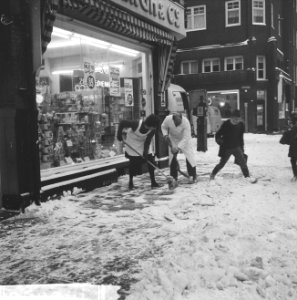 Sneeuw in Amsterdam, de stoep schoonmaken, Bestanddeelnr 914-6630
