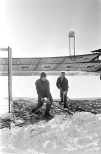 Sneeuwruimen in Olympisch Stadion voor wedstrijd Ajax tegen Benfica het veld wor, Bestanddeelnr 922-0887