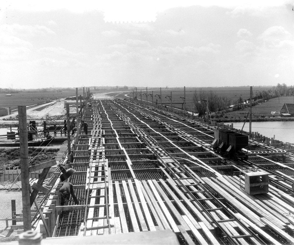 Snelweg Amsterdam-Utrecht nieuwe viaduct Vinkeveen glasnegaief, Bestanddeelnr 905-7151