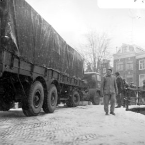 Sneeuwval. Truck met oplegger kan niet over brug Reguliersgracht te Amsterdam. G, Bestanddeelnr 923-2627