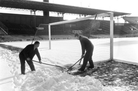 Sneeuwruimen in Olympisch Stadion voor wedstrijd Ajax tegen Benfica het veld wor, Bestanddeelnr 922-0888