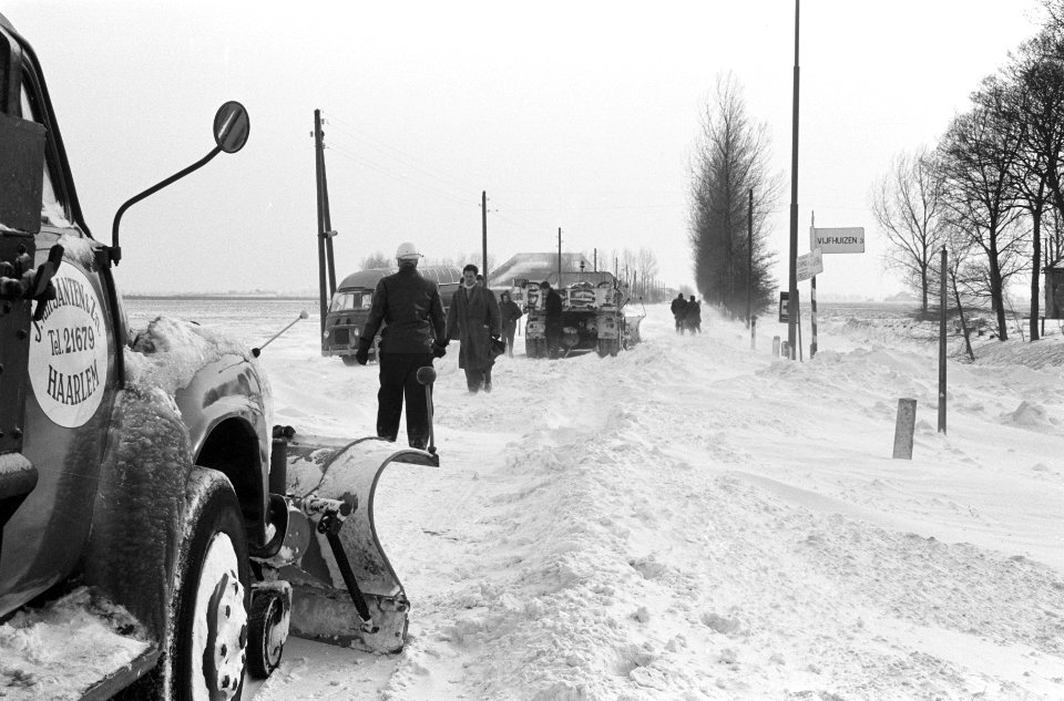 Sneeuw overlast op Schipholweg van Haarlem naar Schiphol, Bestanddeelnr 914-6697