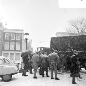 Sneeuwval. Truck met oplegger kan niet over brug Reguliersgracht te Amsterdam. G, Bestanddeelnr 923-2623