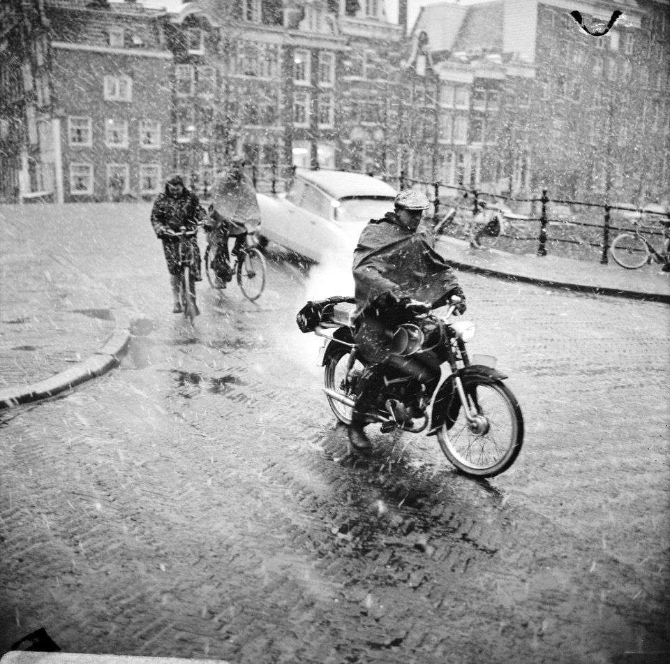 Sneeuwbuien, in maart, man op bromfiets, Bestanddeelnr 918-9585