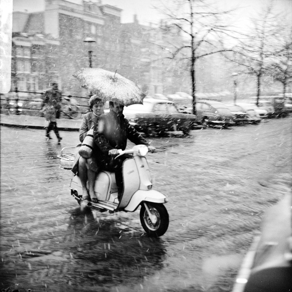 Sneeuwbuien, in maart, mensen op weg naar huis (op scooter, Bestanddeelnr 918-9584
